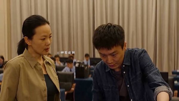 小伙沉浸在一夜暴富的幻想之中，殊不知自己早已陷入团伙的圈套