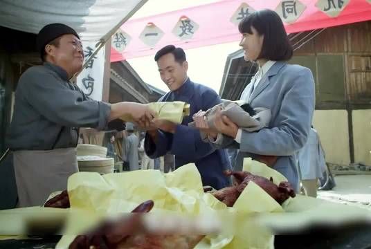 内奸趁八路不注意竟在烤鸭嘴里放纸条给汉奸传递情报