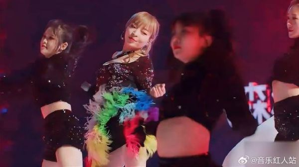 不愧号称第一女rapper！ VAVA唱跳舞台，台下吴宣仪看呆