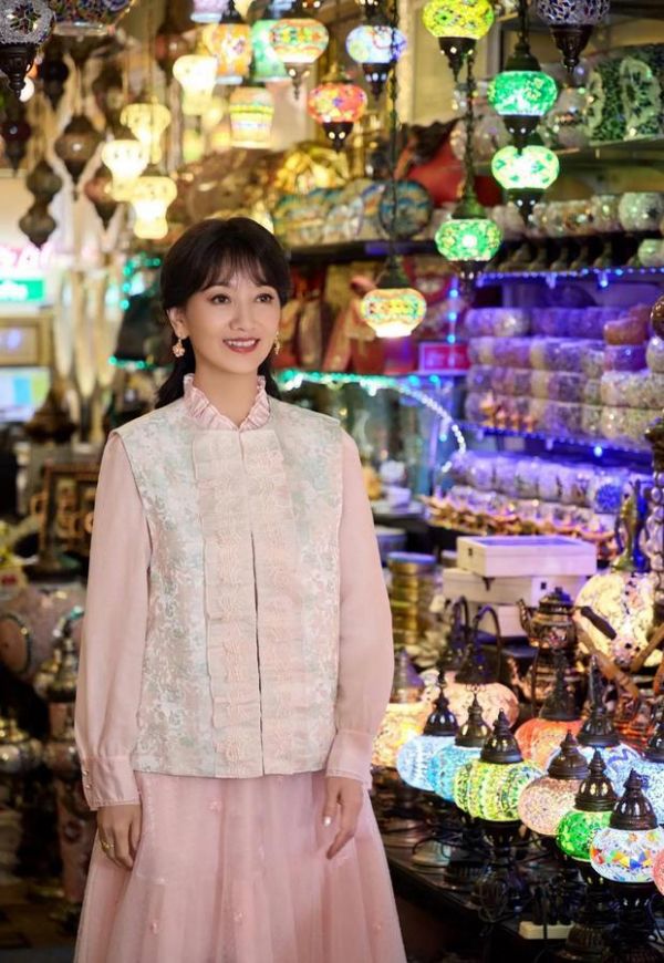 搜狐娱乐讯 8日，赵雅芝在社交平台上晒出一组美照，并配文称：“捕捉日常中，也可以发现的小美好。”
