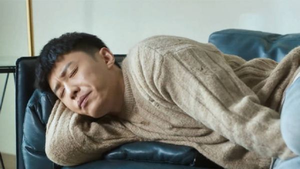 男人明明是刑侦大队的大队长，可他的父亲却每晚都会端一杯下了药的牛奶给他