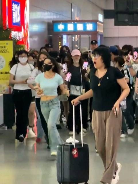 这是粉丝的自发行为还是花钱雇的呢？你们如何看？