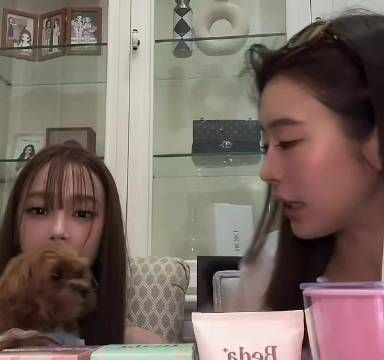 她在摸我，用甜甜的声音和我说话（是的没错，我是那只汪汪 ）
