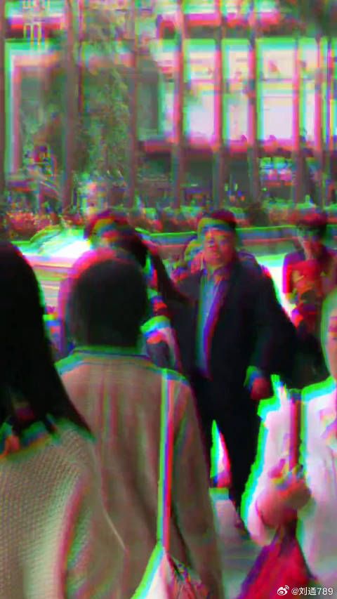 王晶香港街头被偶遇，低调出行引关注