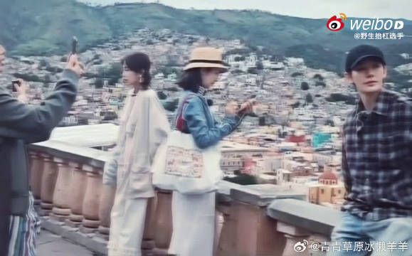殷桃南美街头帮邓为拍照画面浪漫鲜活