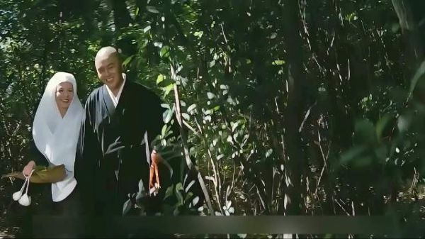 小和尚带着师妹下山化缘，还有这样的操作？