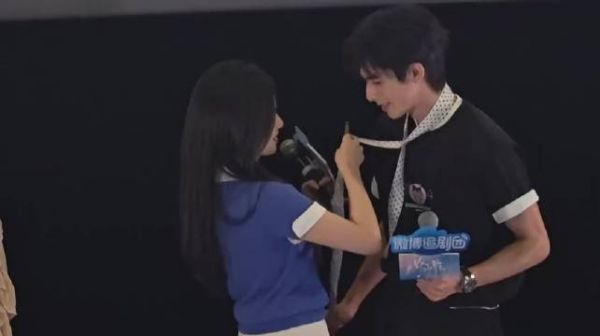宋威龙张婧仪片场互动,系丝巾对视眼神宠溺