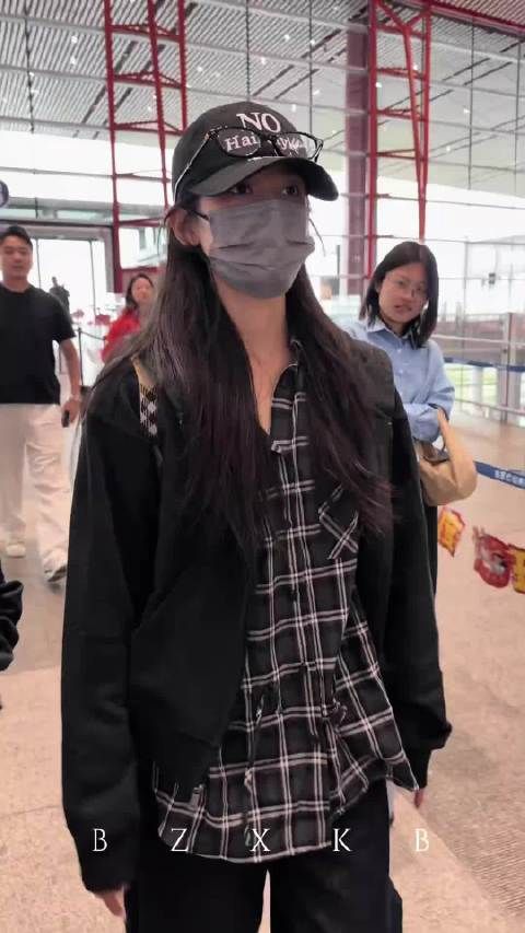 张婧仪机场被围堵，粉丝呼吁给予休息空间