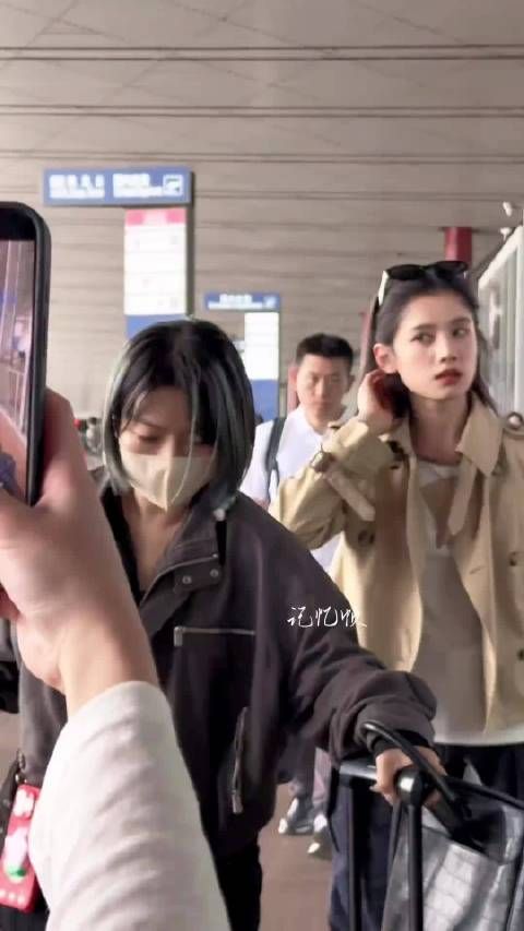 张婧仪脾气还是太好了，顶级骨相美女，随手一拍都像大片，好漂亮