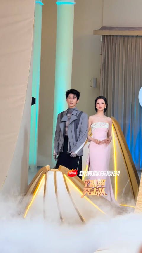 王小亿、王道铁牵手走红毯，一同亮相时尚中国之夜
