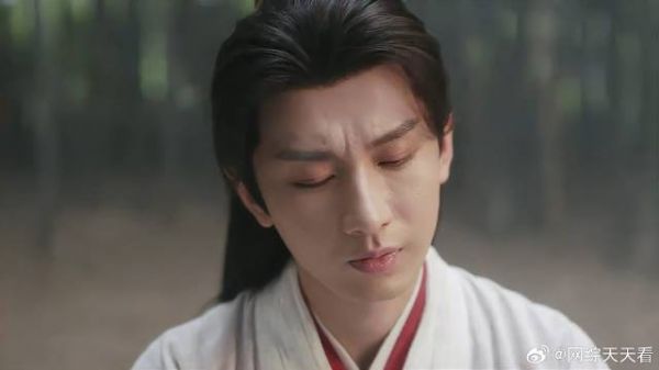 李莲花看着酒葫，想起师傅潇洒模样，顿时泪崩