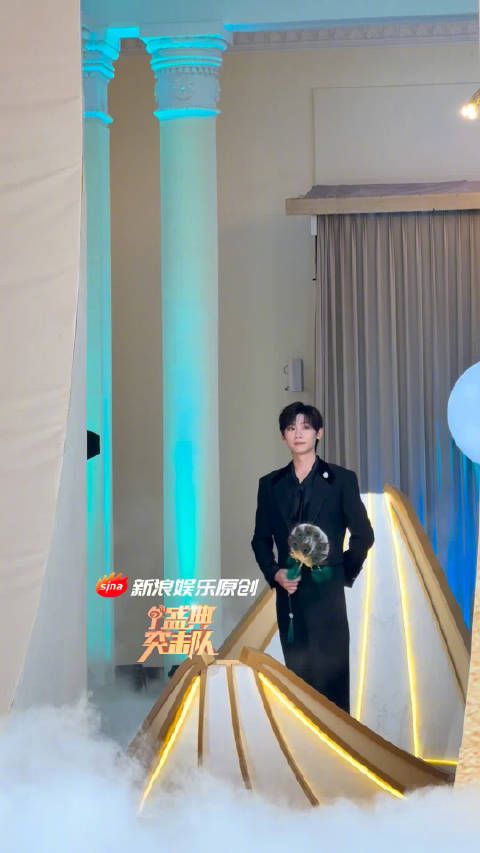 李卿黑西装持羽扇亮相，冷光雾影再现古风行礼
