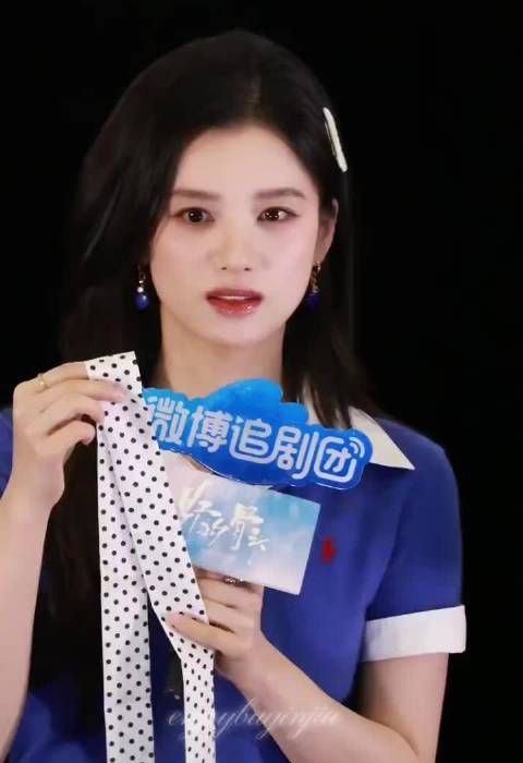张婧仪连轴转状态依然好好，越怼脸拍越美，我要长成这样出门都横着走！