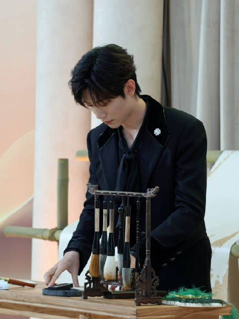 公孙山长好久不见！李卿猫猫感好足，就觉得他好可爱，长长的一条人，帅麻了