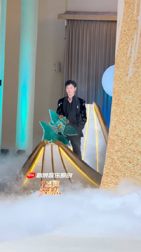 黄晓明拿着非遗风筝走上红毯