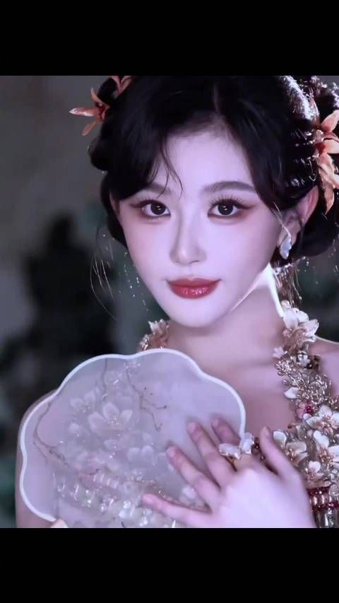 孔雪儿穿新中式裸背裙展现独特魅力