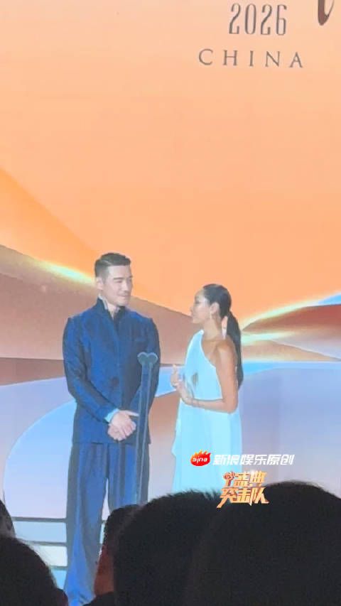 瞿颖说看到胡兵眼里泛泪光，两人还复刻90年代夸张pose！