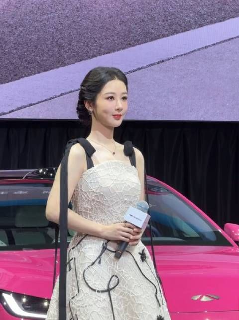 杨紫现场纯生视频绝了 很瘦很白很美很甜！