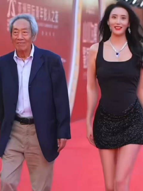 真幸福！ 中国著名演员80岁老戏骨王奎荣，携小37岁娇妻走红毯，羡煞众网友