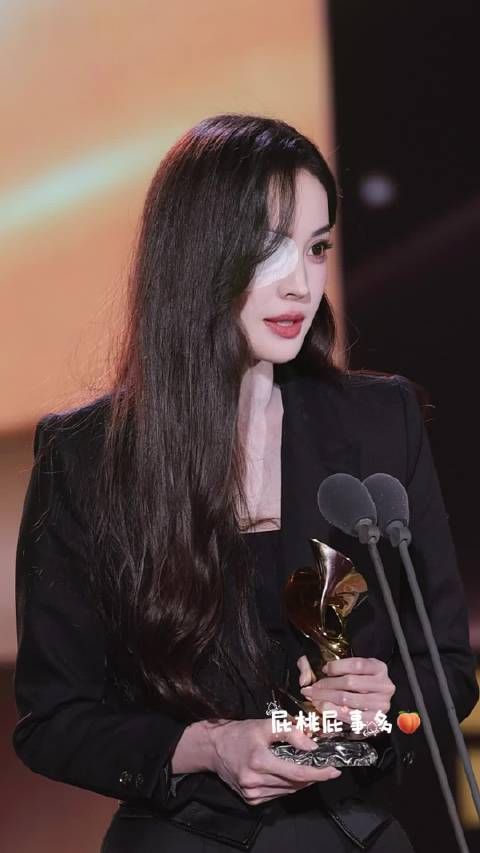 娜扎独眼造型引热议，网友称其神的女儿