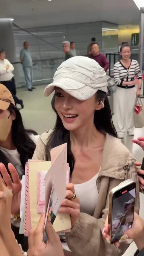 baby的线下现在好美女，简直天使来的，被挤的这样还在萌萌地笑