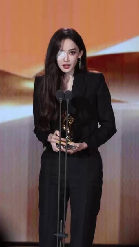 古力娜扎带伤出席活动状态佳