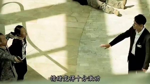 男子竹签穿透钢化玻璃击退劫匪救人质