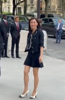 TVB前花旦优雅现身时装周，黑白短裙套装气质佳，状态大勇获激赞