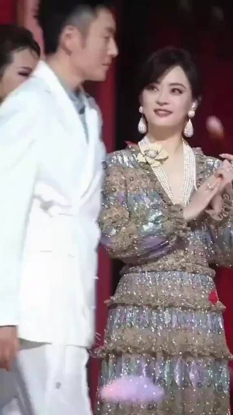 孙俪这种表情太暧昧，眼神都拉丝了，这男的是谁？