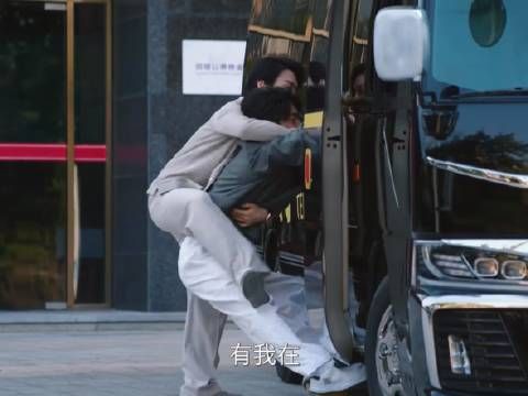 不愧是喜剧人本色出演，笑到打鸣！
