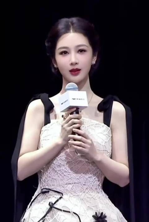 杨紫亮相活动造型惊艳，蝴蝶结发型引关注