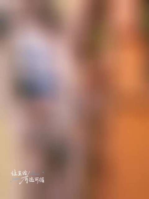 王星越牵手吴君如漫步接吻巷，骑士守护公主既视感