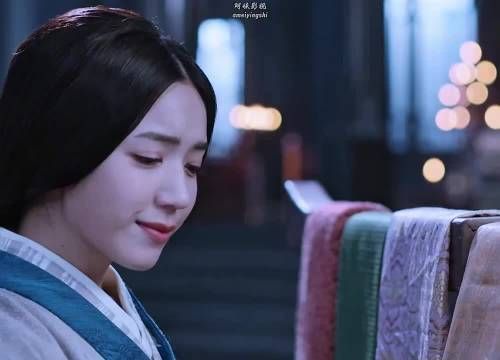女孩一到中午身体就会长满羽毛！