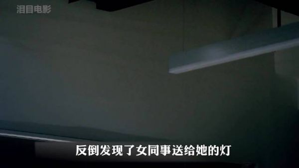 女孩偷看手机被发现后坐窗边以跳楼威胁男友