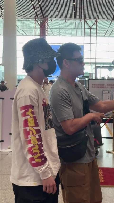 邵兵送儿子赴韩出道,硬汉父亲与花美男儿子风格迥异