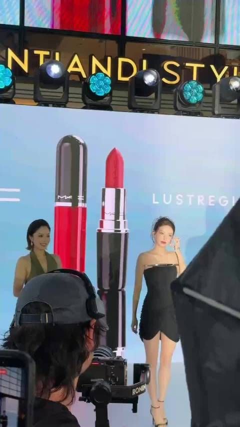 程潇 张月 陈靖可MAC活动同框 程潇还给张月涂口红!