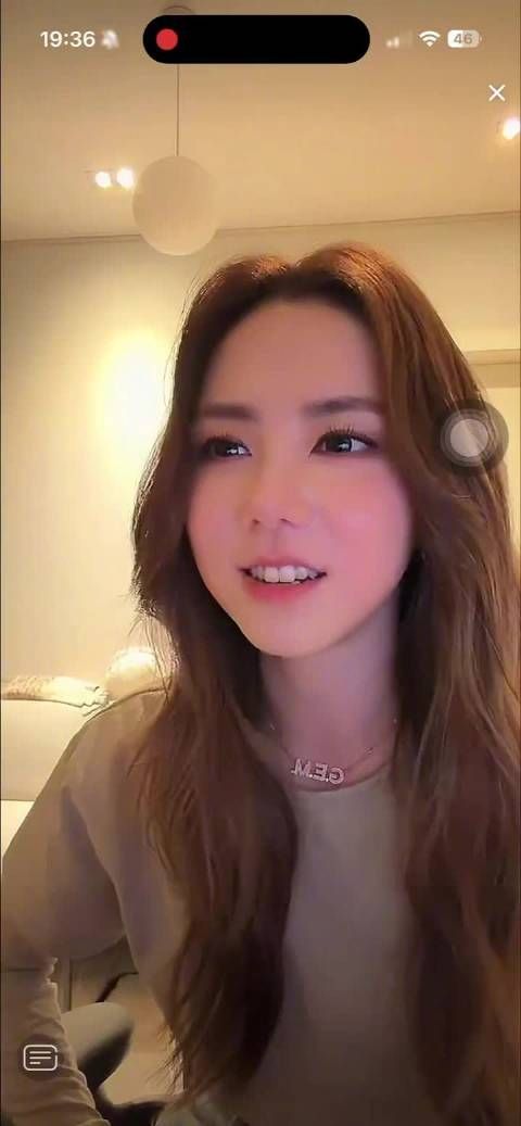 邓紫棋直播为尤长靖打call，预告合唱新歌