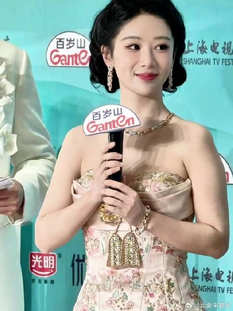 杨紫亮相白玉兰红毯，少女感扑面而来，嘟嘴卖萌好可爱