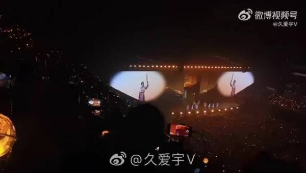 刘宇演唱会单手威亚腾空，金色金陵服飒爽如少侠