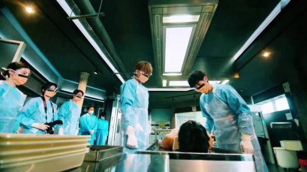 离谱到炸！无高楼无树木，男尸凭空高坠惨死
