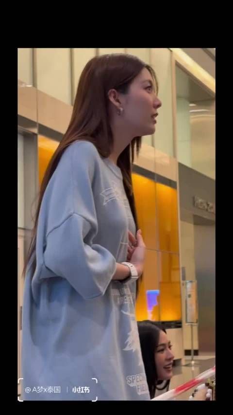用中文说:她不喜欢游泳~她喜欢我