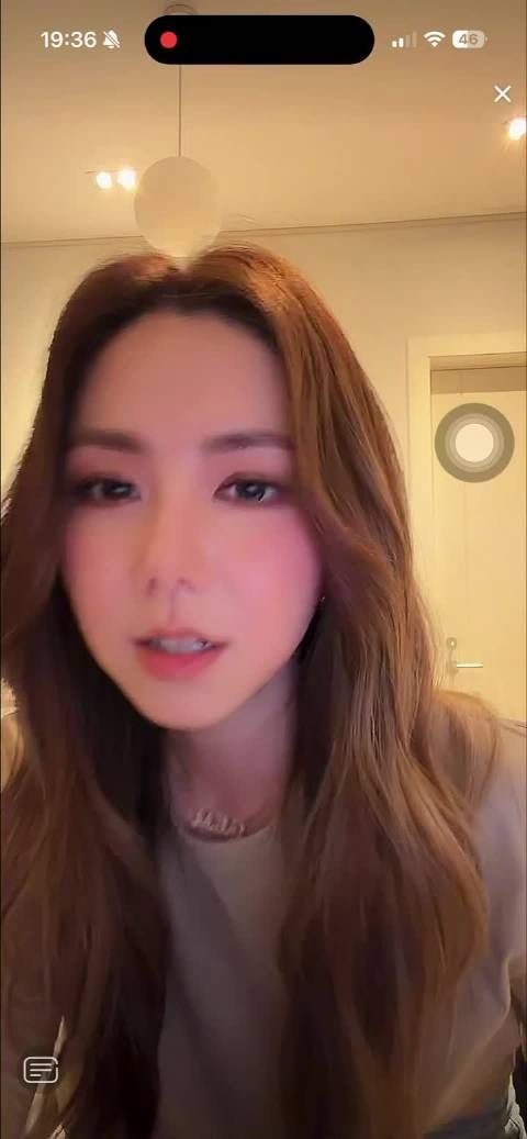 邓紫棋直播为尤长靖舞台打call