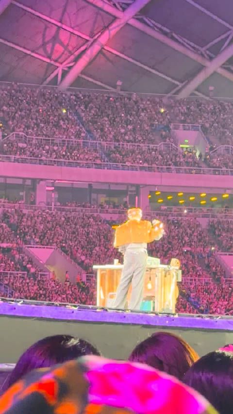 汪苏泷演唱会观众席现小怪物躺听