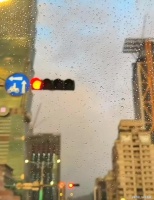 汪小菲马筱梅回台陪孩子，下雨天出门给孩子买吃的，合体撒糖超甜