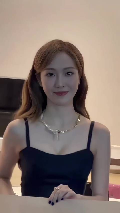 郑秀妍澳门巴黎活动现场，毛毛好美