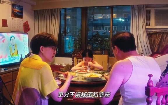 迷信致女孩左手被污名化，电影揭示双标伤害