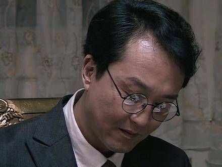 翠平仅凭两句模棱两可的回应,便悄然瓦解了特务的盘问危机