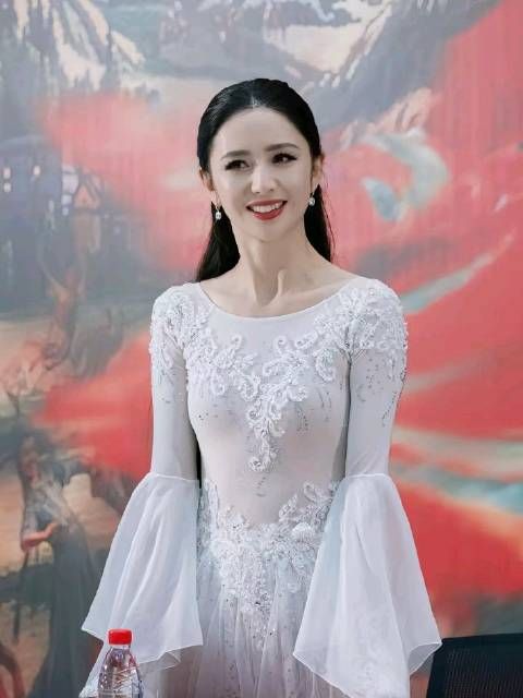 佟丽娅离婚后事业再创新高，陈思成难忘其体面善良