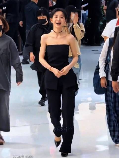 田曦薇穿黑抹胸套装亮相活动，甜酷风引粉丝欢呼