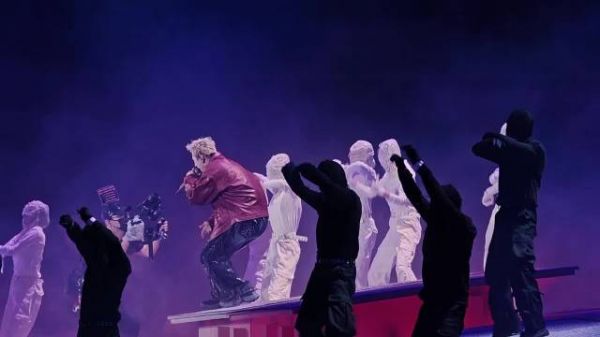 汪苏泷演唱会摄影师头顶歌词引热议
